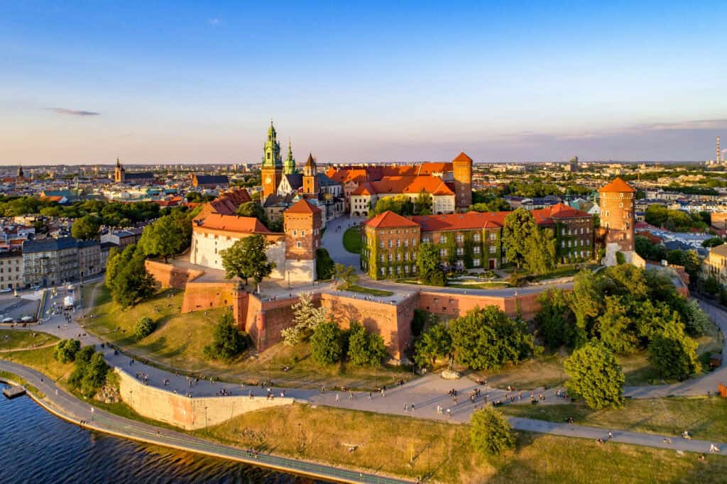 Stare Miasto w Gdańsku z Zamkiem Królewskim i malowniczymi uliczkami, widok z lotu ptaka, panorama miasta, Polska turystyka, historyczne miejsca, inwestycje europejskie w regionie.
